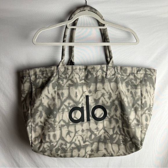NWT alo yoga shopper tote in gray tie dye - Picture 8 of 8